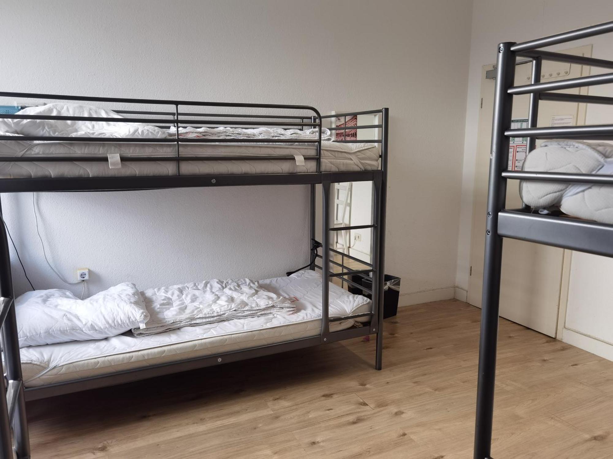 6-Bed Room